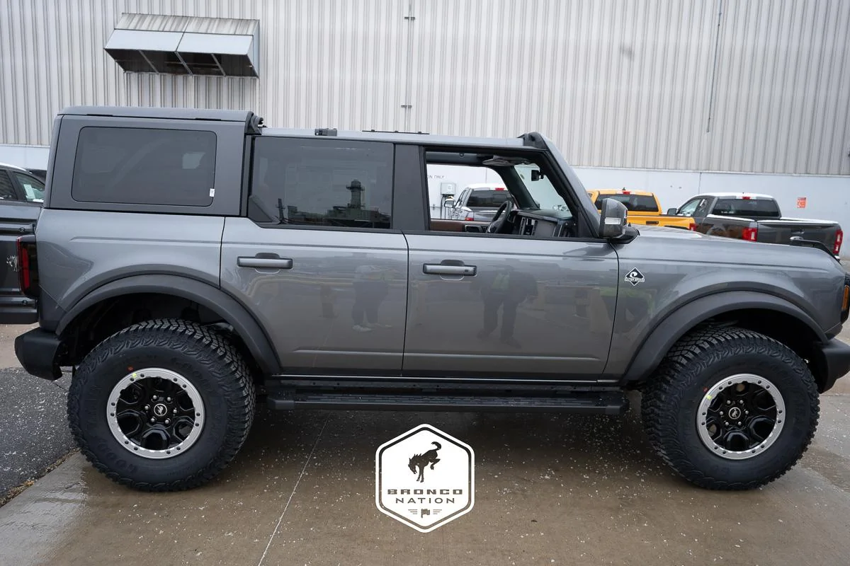 Ford Bronco More of Carbonized Gray Outer Banks and Roast Interior carbonized-gray-outer-banks-roast-interior-5