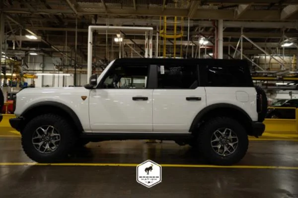 Ford Bronco News: Dual Tops Option Will Be Late Availability 2021-Ford-Bronco-Badlands-With-Black-Cloth-Soft-Top-Roof