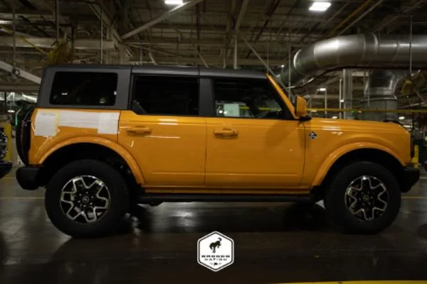 Ford Bronco News: Dual Tops Option Will Be Late Availability 2021-Ford-Bronco-Outer-Banks-With-Carbonized-Grey-MIC-To