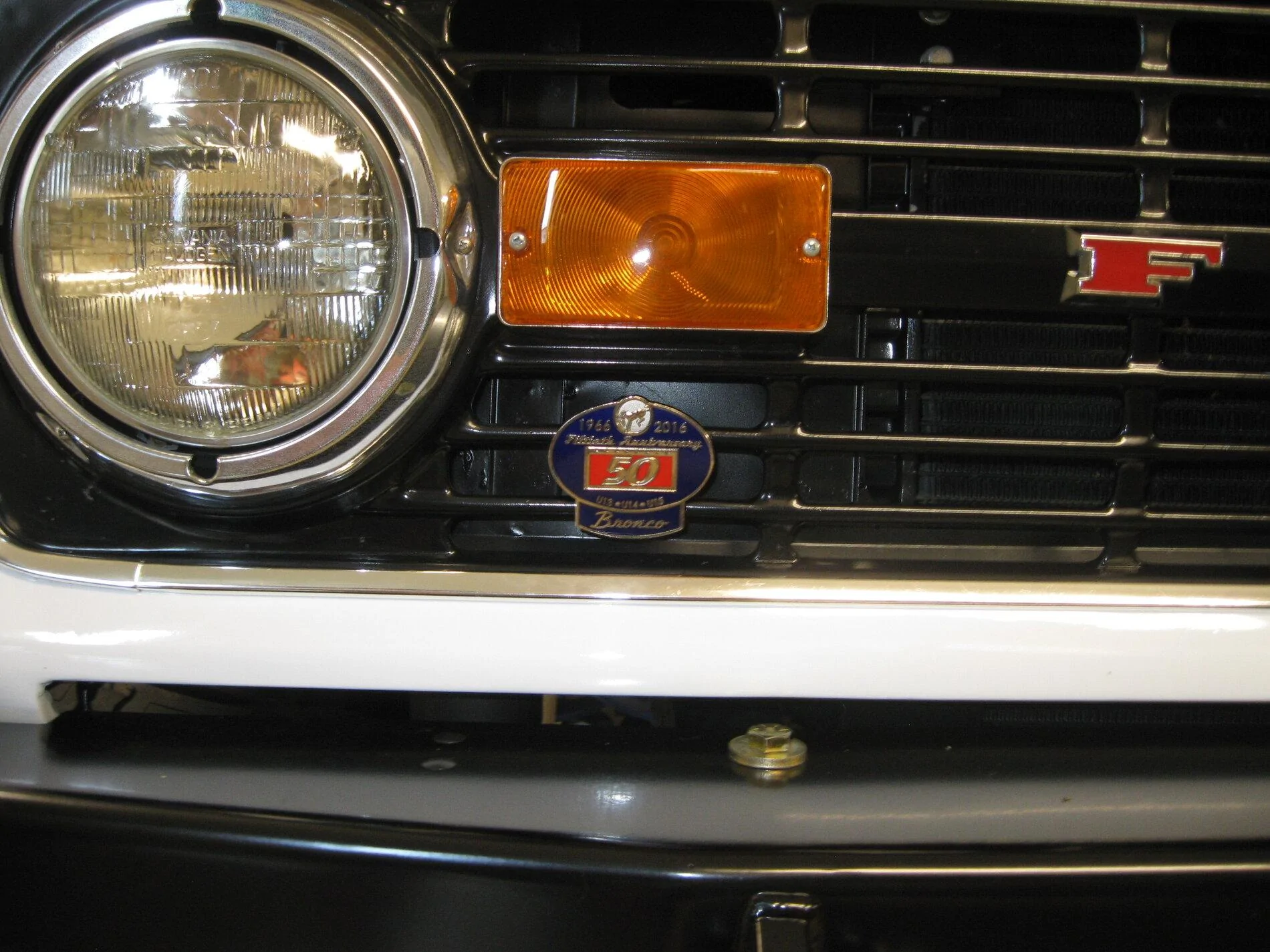 Ford Bronco B6G BRONCO Grille Badge 2015-12-30 05.26.06