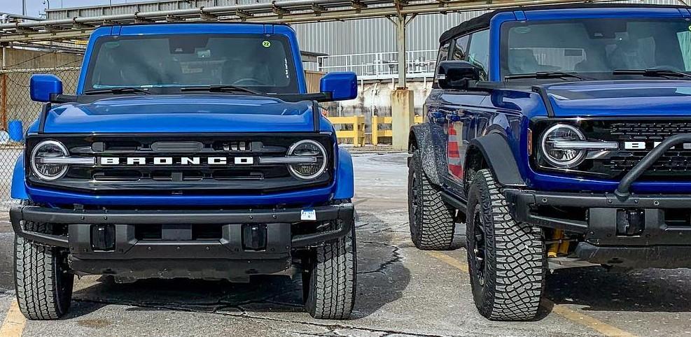 Ford Bronco Three Bronco Blues (Antimatter, Velocity, Lightning) 2021 Bronco Antimatter Blue vs Velocity Blue vs Lightning Blue 4~2