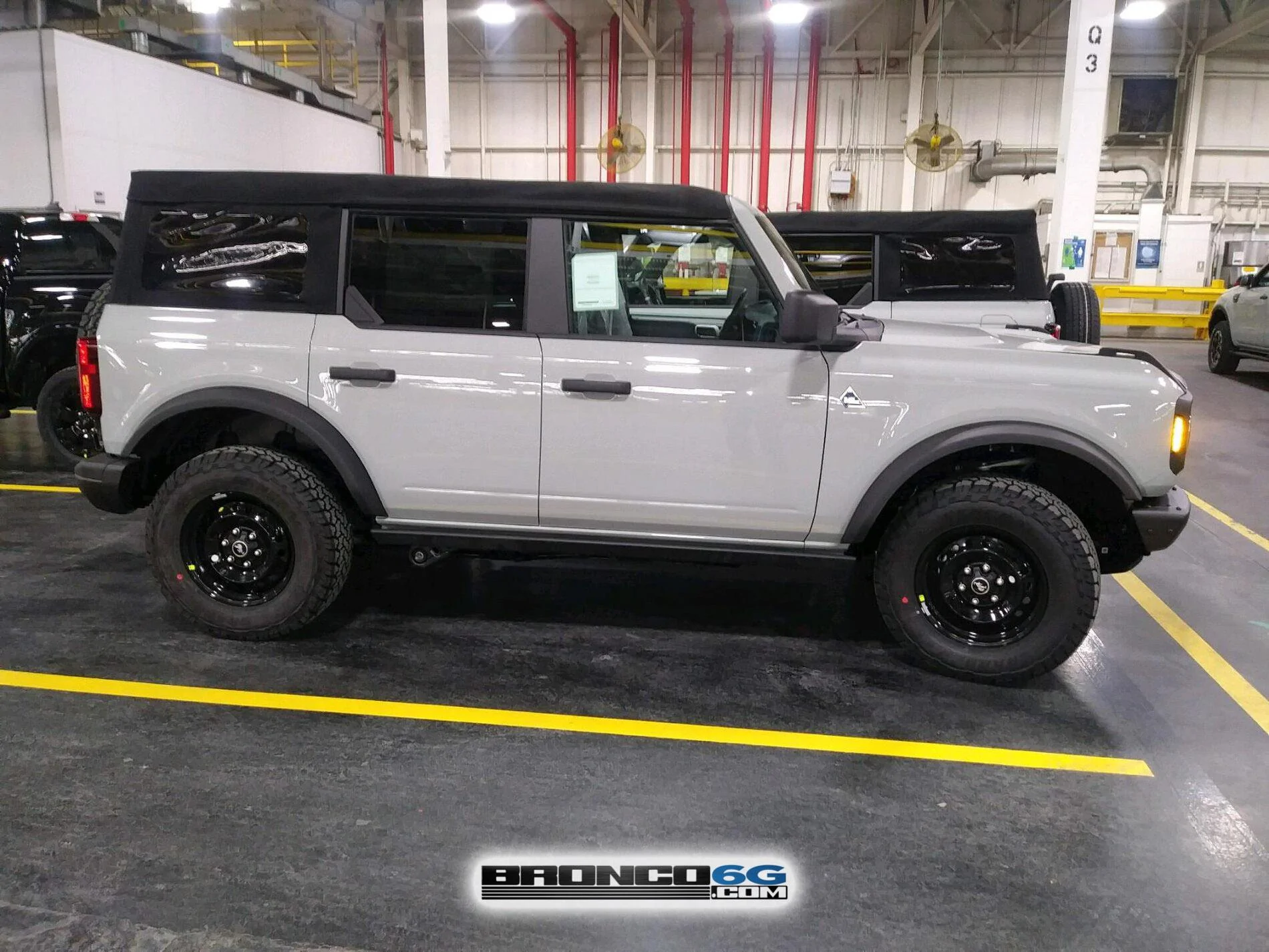 Ford Bronco 📷 Factory Broncos: Modular Black Top + Headlight Assembly, Tail Light Assembly, Puddle Lights 2021 Bronco Black Diamond Cactus Gray Black Steel Wheels 1