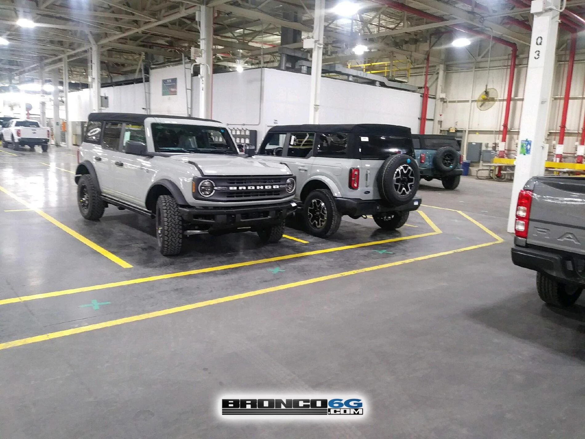 Ford Bronco 📷 Factory Broncos: Modular Black Top + Headlight Assembly, Tail Light Assembly, Puddle Lights 2021 Bronco Black Diamond Cactus Gray Black Steel Wheels 2