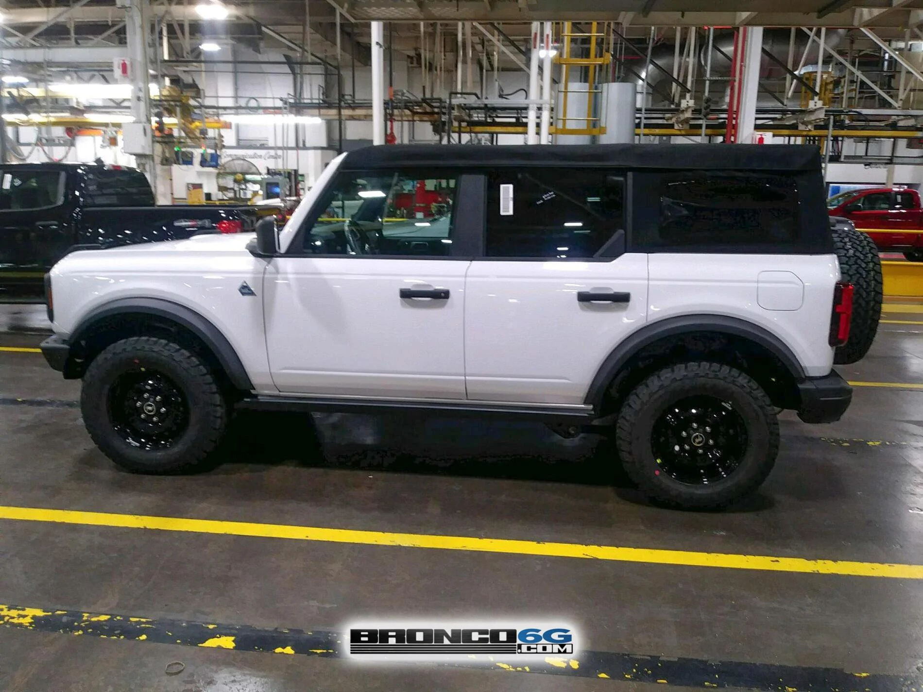 Ford Bronco 📷 Factory Broncos: Modular Black Top + Headlight Assembly, Tail Light Assembly, Puddle Lights 2021 Bronco Black Diamond Oxford White Factory MAP 3