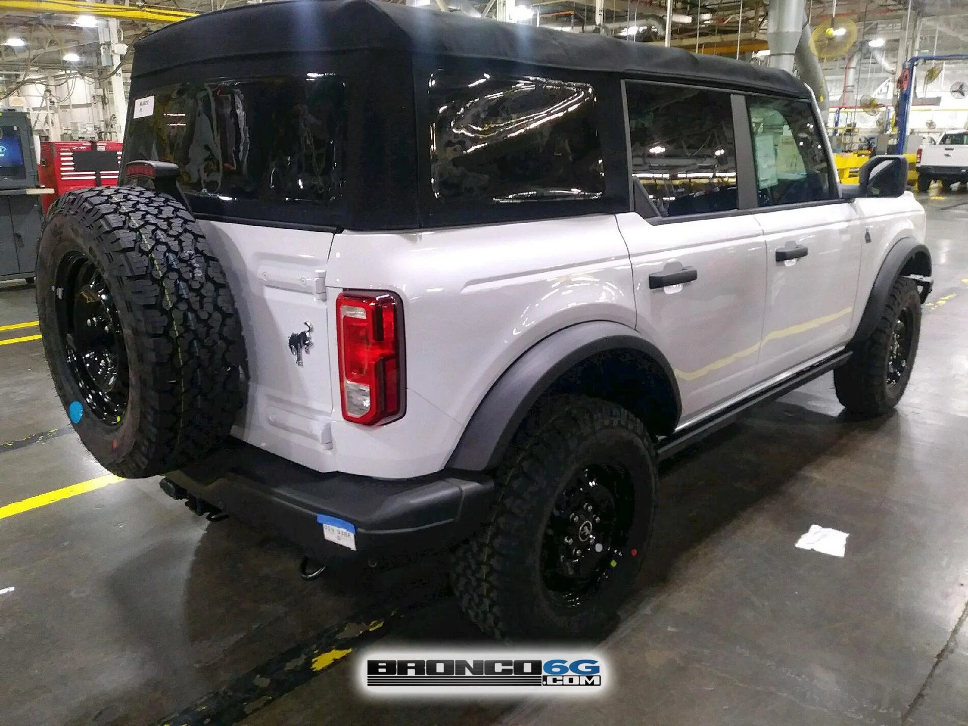 Ford Bronco 📷 Factory Broncos: Modular Black Top + Headlight Assembly, Tail Light Assembly, Puddle Lights 2021 Bronco Black Diamond Oxford White Factory MAP 4