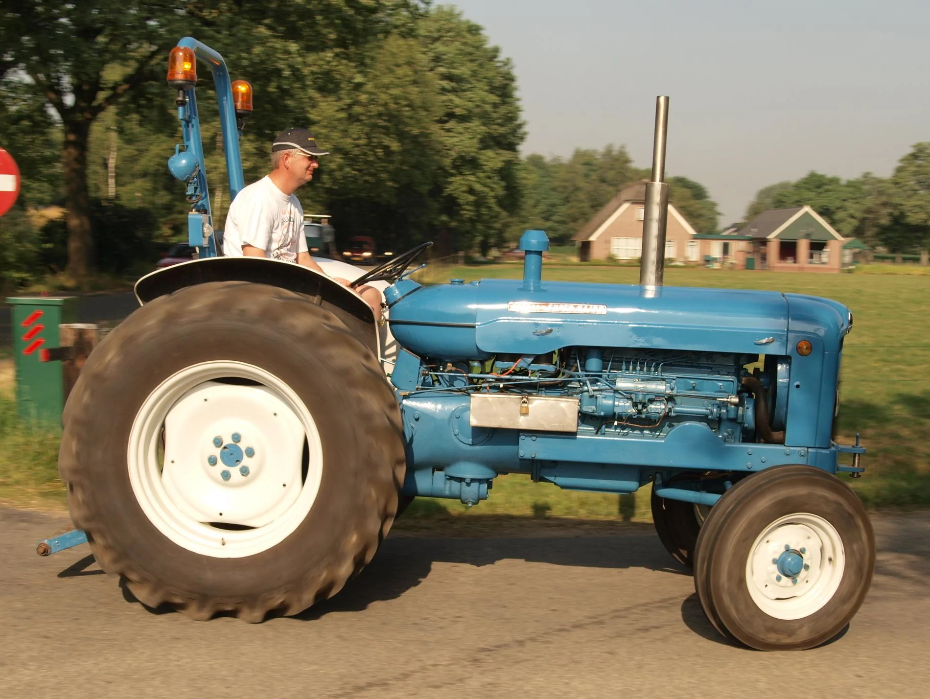 Ford Bronco White Wheels???? Blue_Fordson_Supure_Major_with_white_wheels