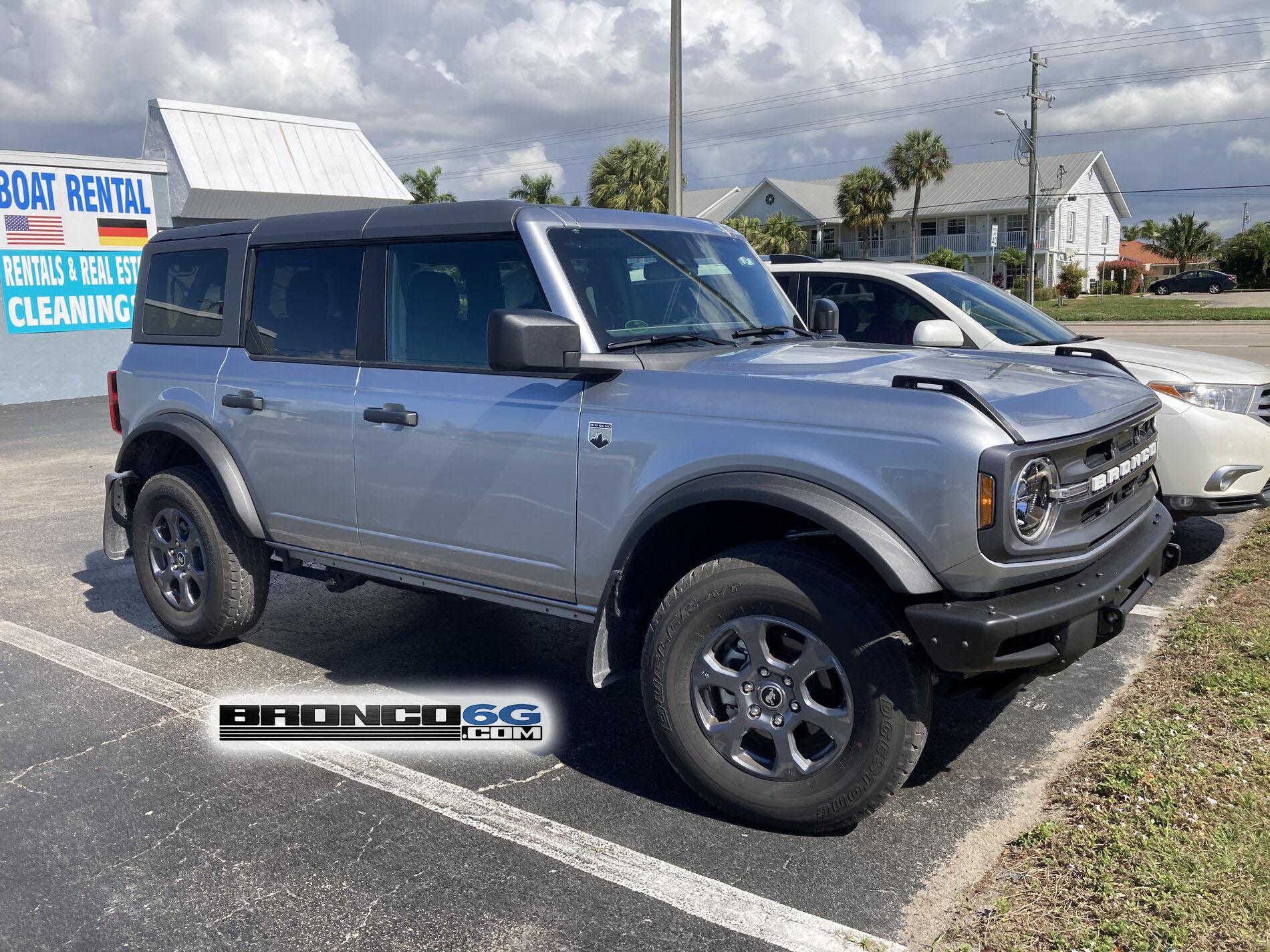 2021 Bronco Big Bend Iconic Silver 4-Door MIC Top 1.jpg