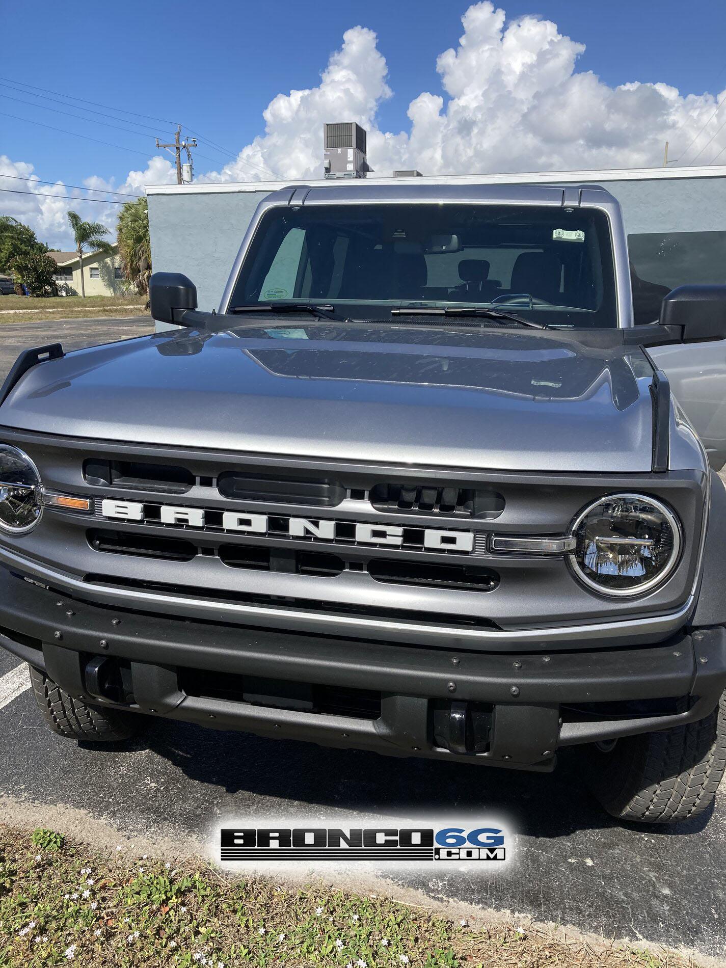 2021 Bronco Big Bend Iconic Silver 4-Door MIC Top 2.jpg