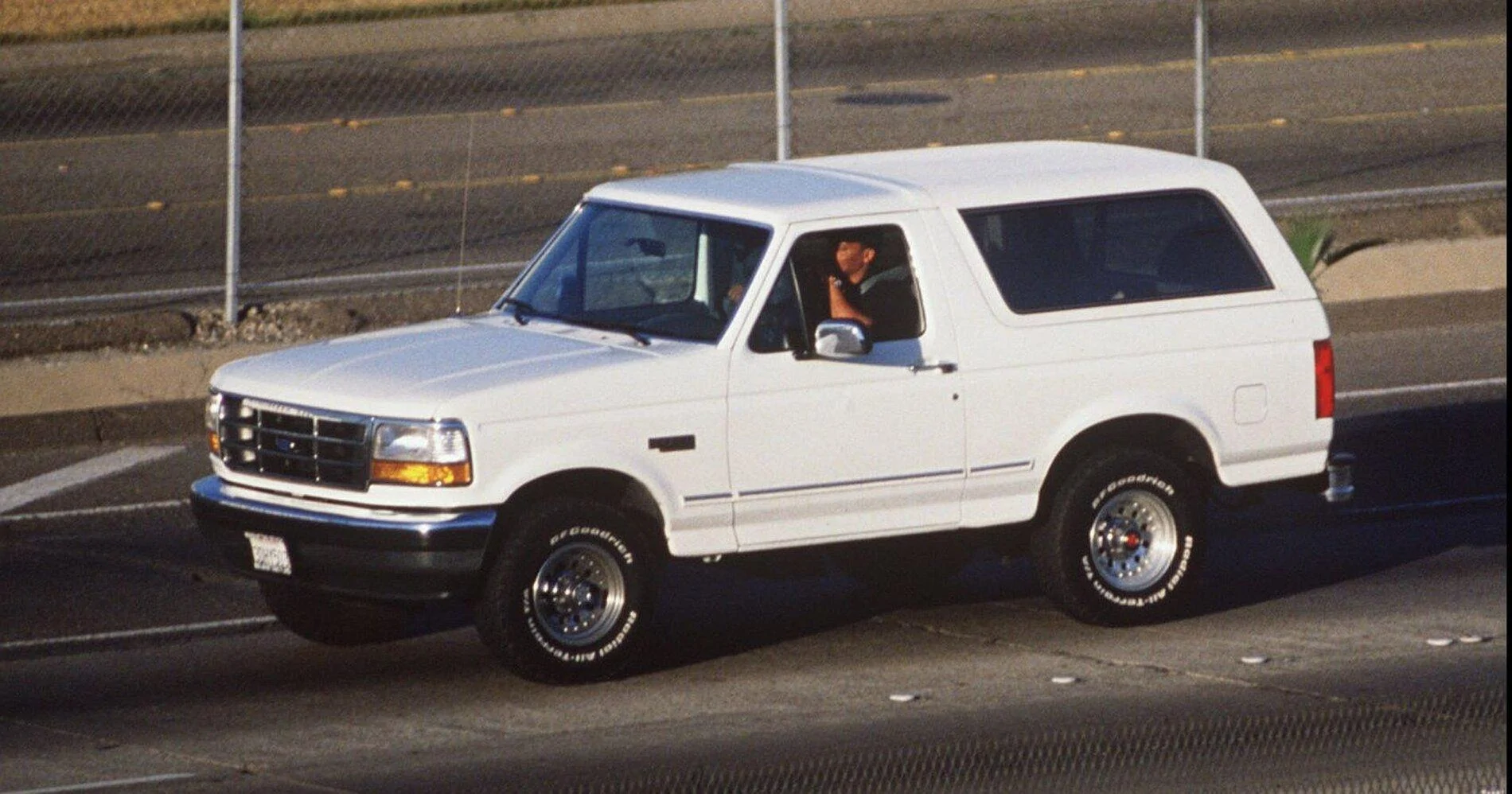 Ford Bronco White top. Why? 1594401969311