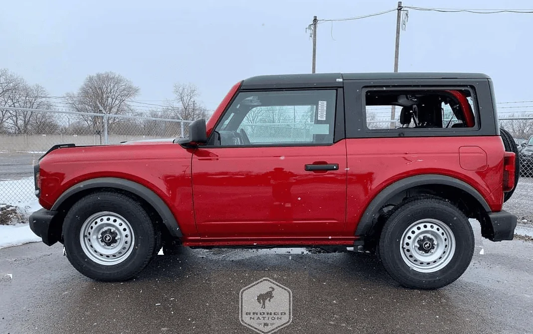 Ford Bronco 📷: Base Bronco 2-door with Modular MOD top glass removed 1613840579568