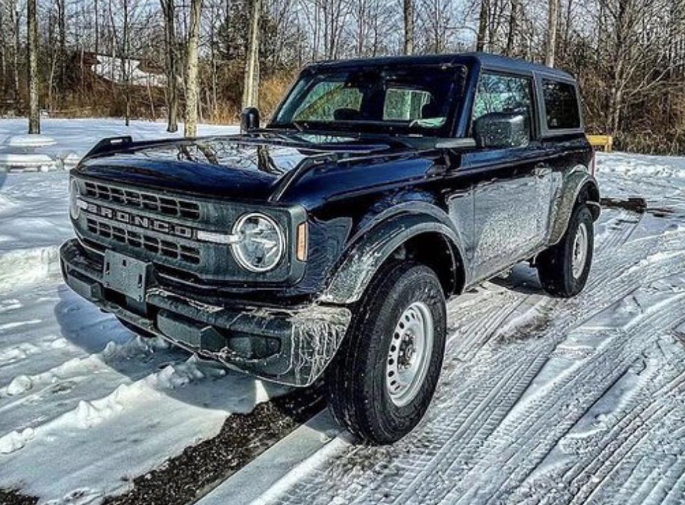 Ford Bronco Front license plate placement on Antimatter Blue Base Bronco 2021 Bronco front license plate mounted
