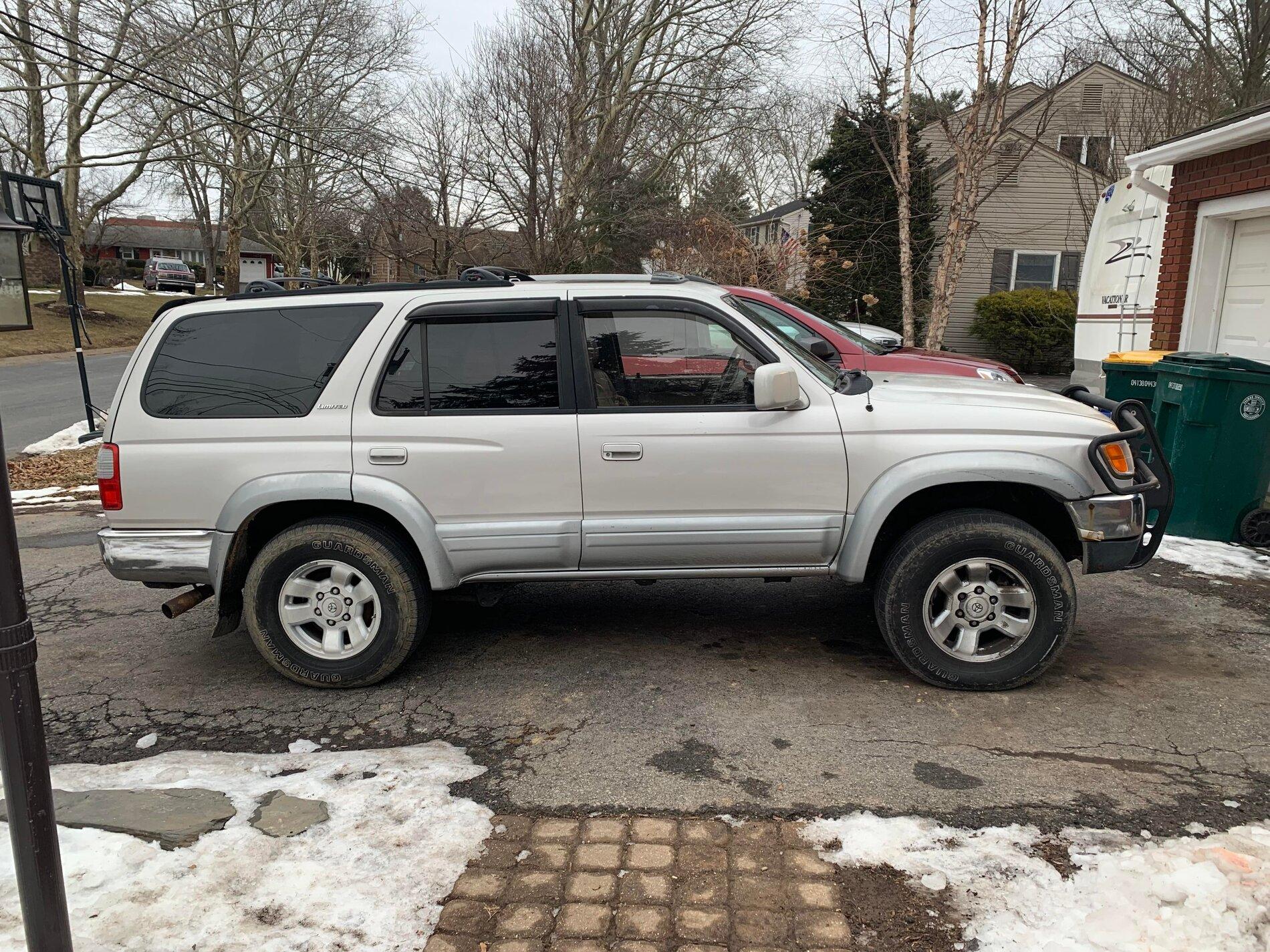 Ford Bronco Why does Bronco (Ford) have lower front stance? 21wtmw81isi21[1]