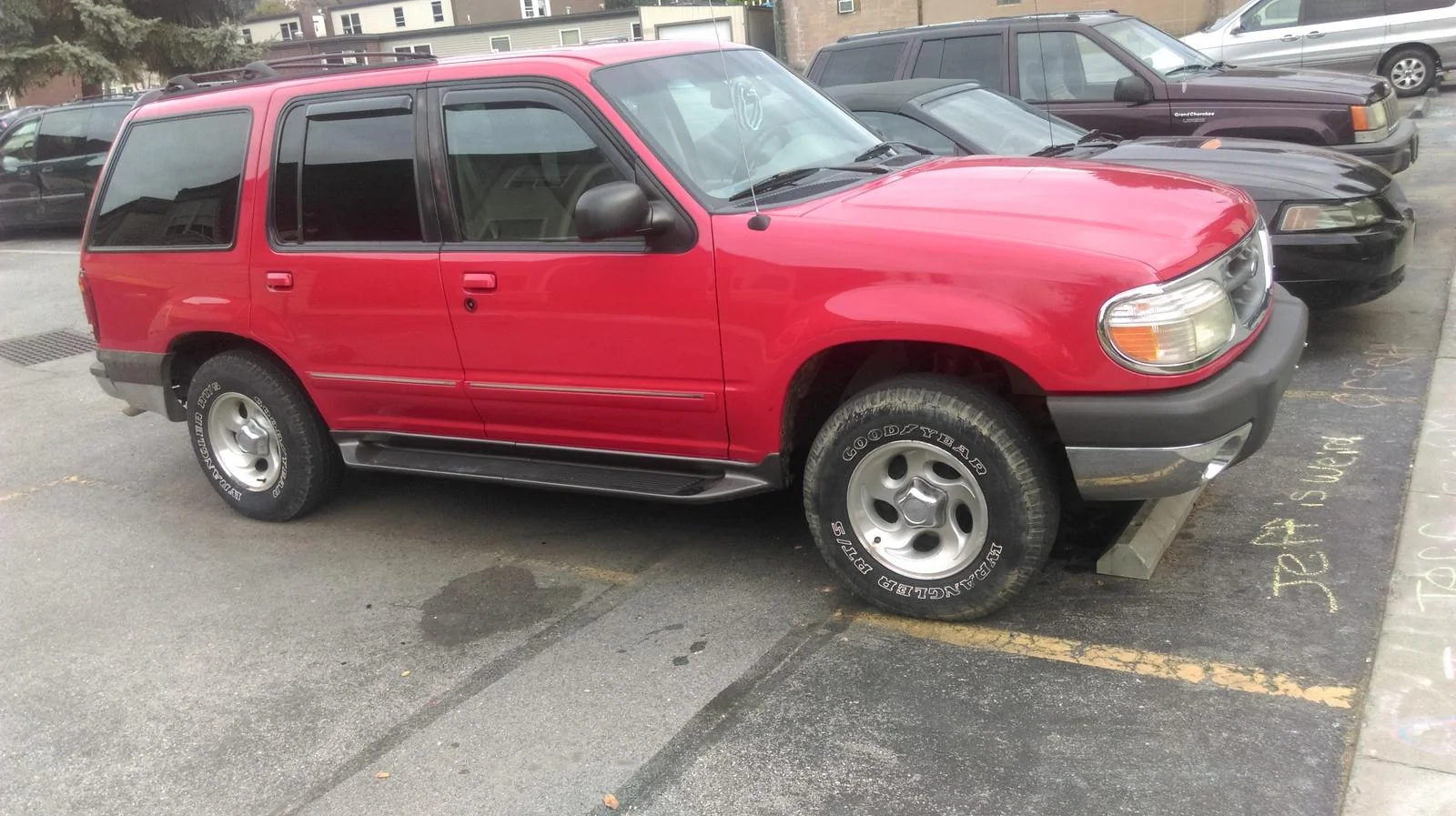 Ford Bronco Why does Bronco (Ford) have lower front stance? 4_dr_xlt_4wd_suv-pic-3783064857364081541-1600x1200
