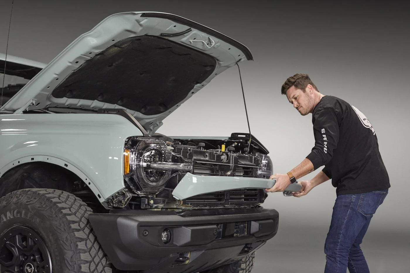 Ford Bronco How the Bronco's Modular Platform Allows for Easy Customization and Modifications Ford_Bronco_modularity_03