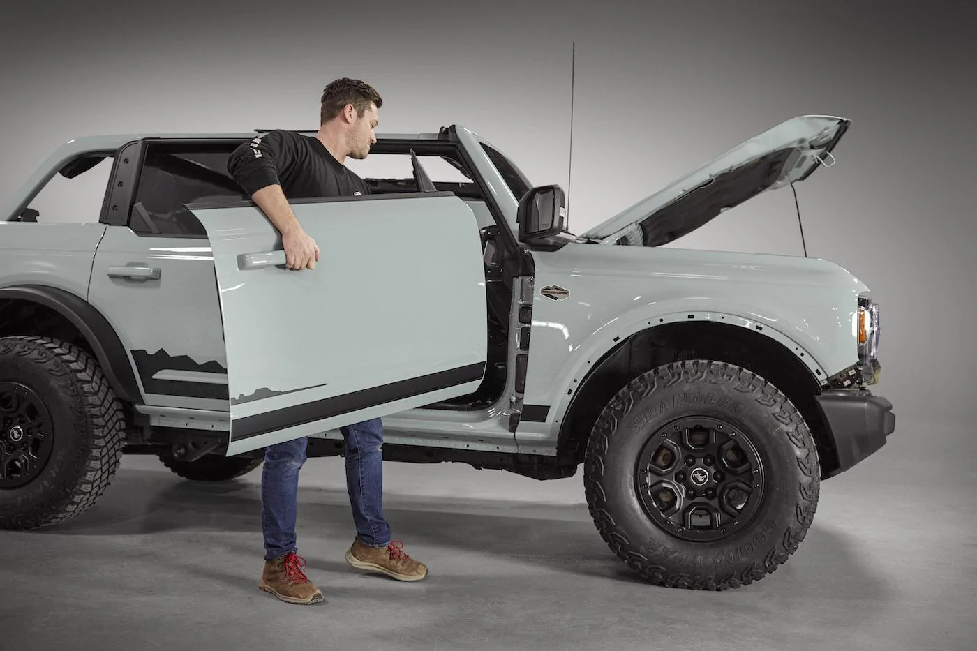 Ford Bronco How the Bronco's Modular Platform Allows for Easy Customization and Modifications Ford_Bronco_modularity_07