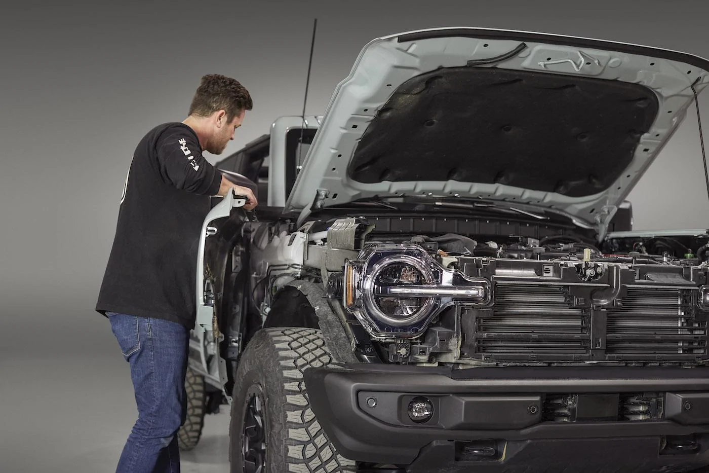 Ford Bronco How the Bronco's Modular Platform Allows for Easy Customization and Modifications Ford_Bronco_modularity_08
