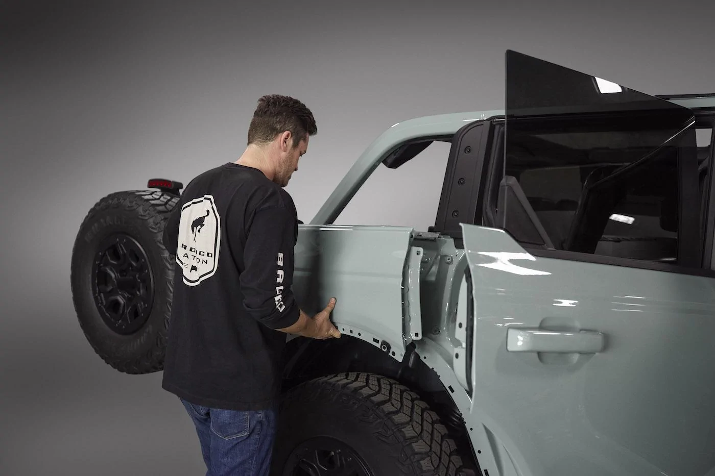 Ford Bronco How the Bronco's Modular Platform Allows for Easy Customization and Modifications Ford_Bronco_modularity_010