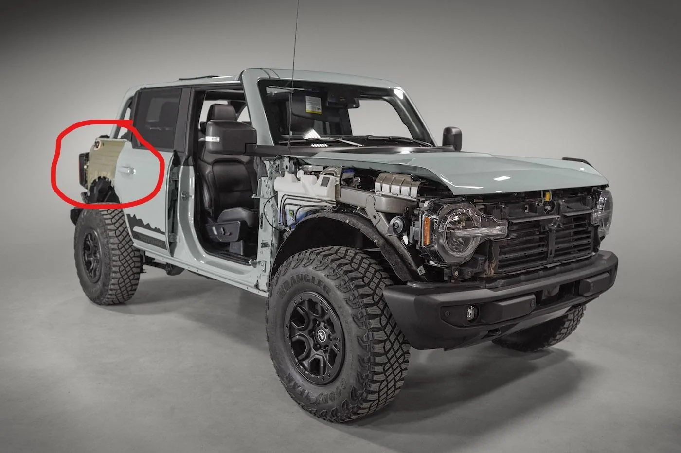 Ford Bronco How the Bronco's Modular Platform Allows for Easy Customization and Modifications Ford_Bronco_modularity_011_LI
