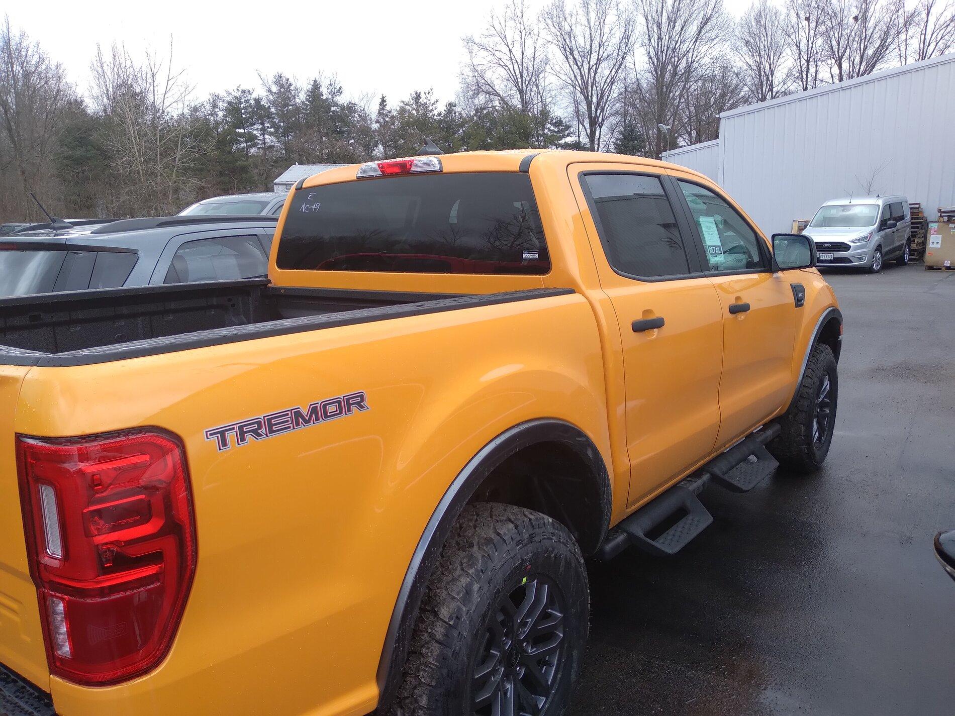 Ford Bronco Cyber Orange vs Yellow 20210227_125020