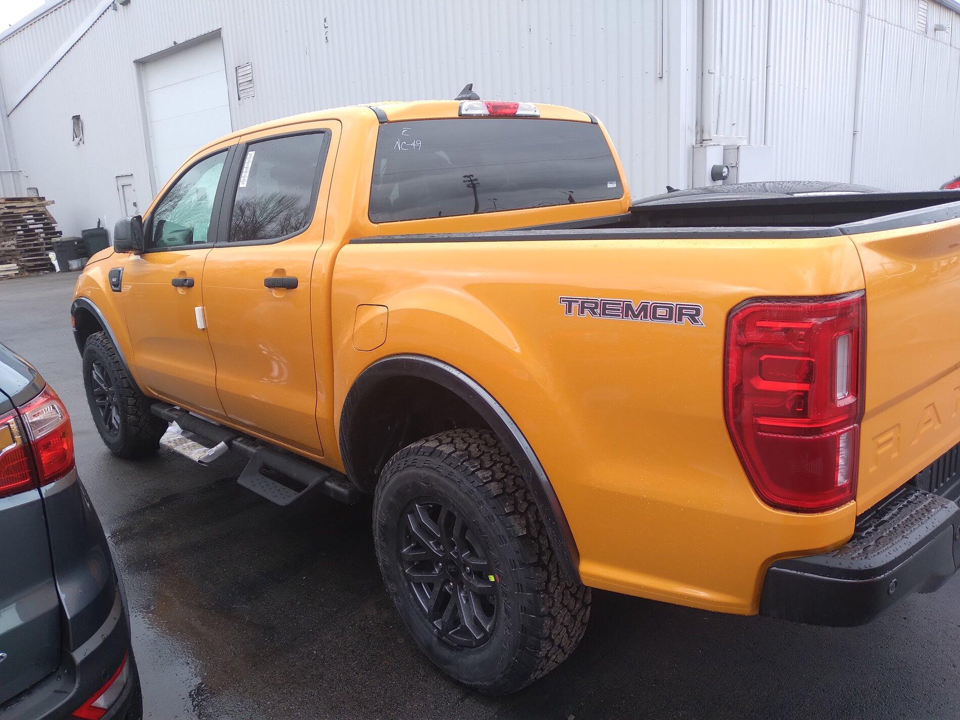 Ford Bronco Cyber Orange vs Yellow 20210227_125012
