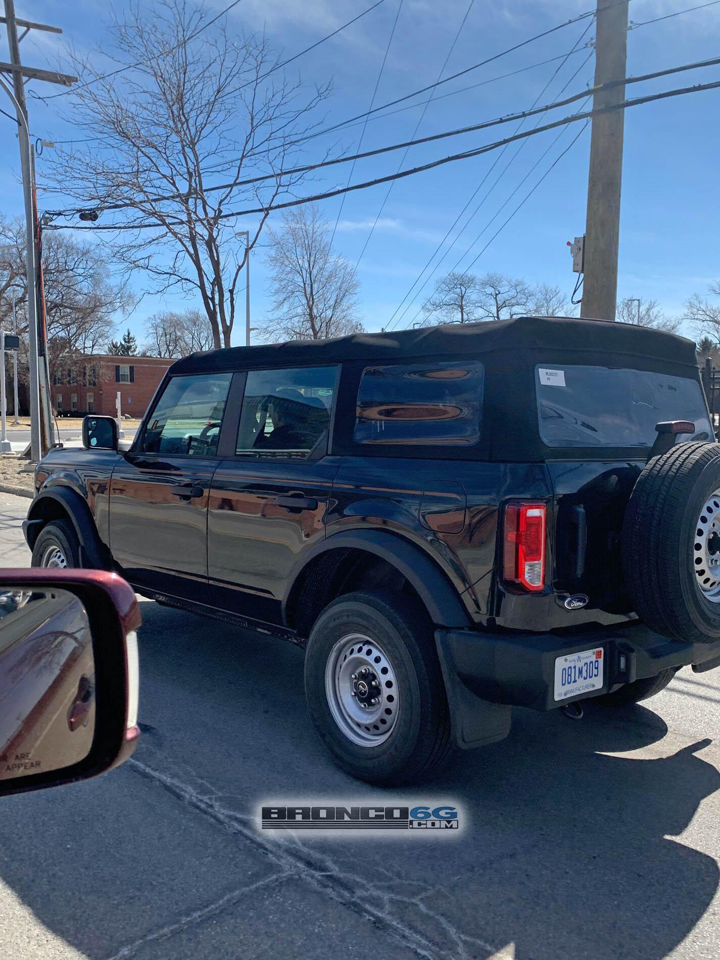Ford Bronco The elusive Bronco Base 4-door spotted (Shadow Black) 2021 Bronco Base 4-Door Soft Top 1