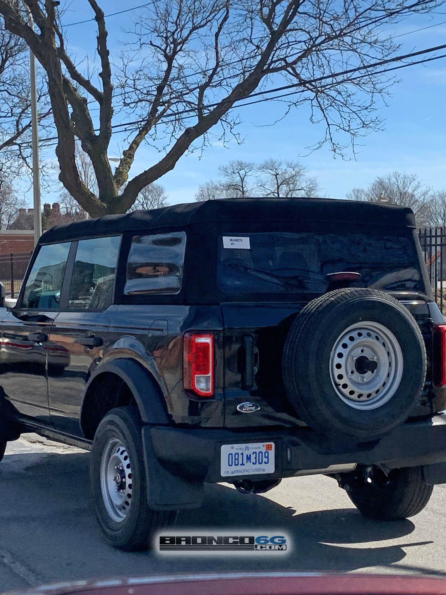 Ford Bronco The elusive Bronco Base 4-door spotted (Shadow Black) 2021 Bronco Base 4-Door Soft Top 3