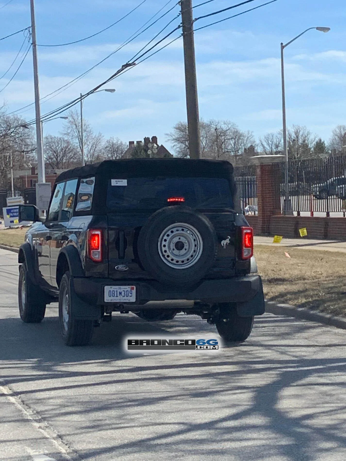 Ford Bronco The elusive Bronco Base 4-door spotted (Shadow Black) 2021 Bronco Base 4-Door Soft Top 4