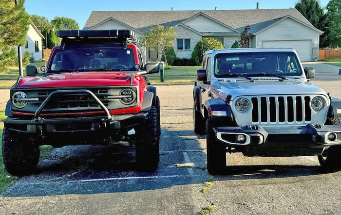 Base Bronco VS. Base Jeep JT/JL comparison