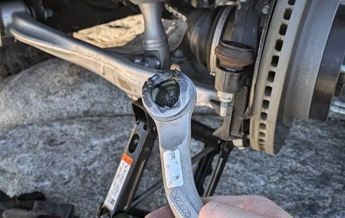 Hoss 3.0 tie rod failure photos