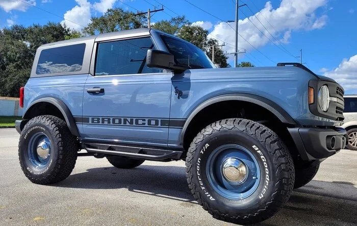 'Old School' Vibe Bronco Build Finally Finished