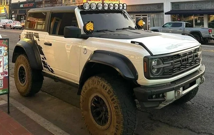 This is what a 2-door Bronco Raptor would look like!