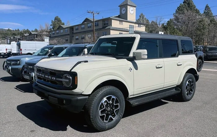 2025 Desert Sand first look at dealership