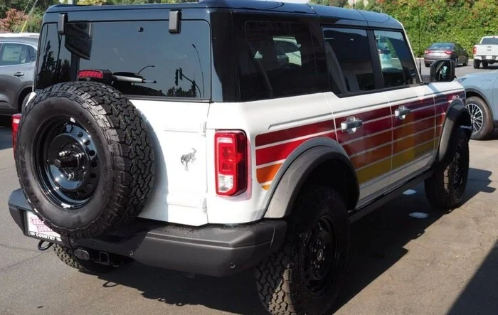 Suck it haters, I'm free wheelin! (2025 Free Wheeling Bronco in white + black painted top)
