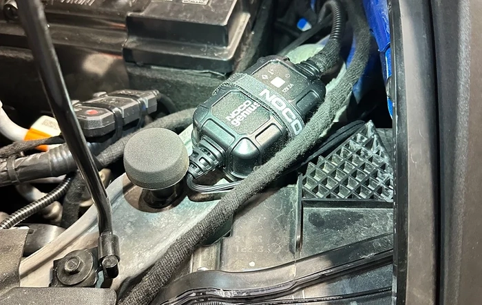 Easy and inexpensive battery maintainer / charger