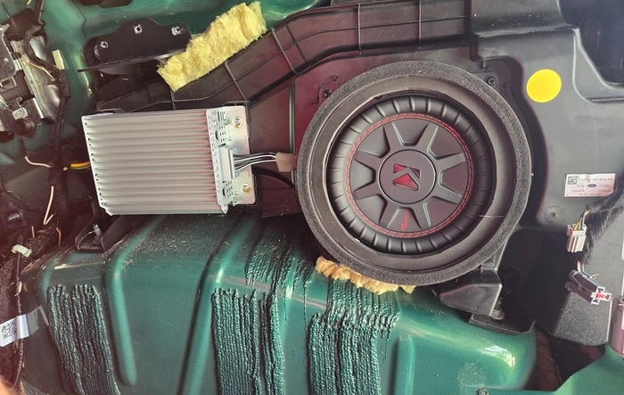Fake Woofer Delete - Kicker 6.7 Subwoofer Install