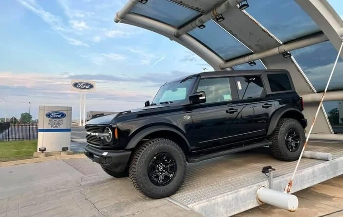 📸: MAP Display Showing Bronco 4-Door Shadow Black Wildtrak