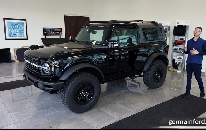 🚙 Bronco Wildtrak 2-Door Walk Around (Black / Sandstone)