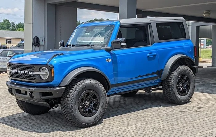 Wildtrak Bronco 2-Door in Velocity Blue and Full Graphics Decals