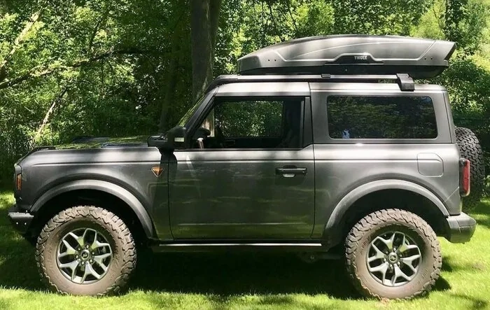 📸: Thule Cargo Box mounted on Bronco 2-Door Badlands in Carbonized Gray + MIC