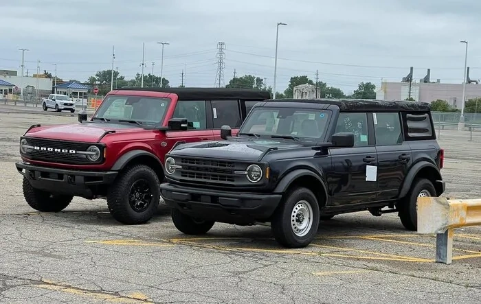 Wildtrak vs Base Bronco 4-Door Side-by-Side Shows Height and Equipment Difference