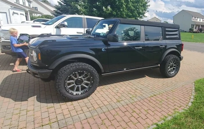 33/12.5/20 tires fit on Black Diamond Bronco no problem