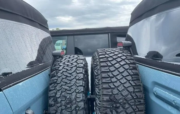 Back to Back Bronco Badlands spare tires -- 33" vs 35" height difference visual