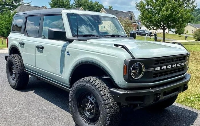 4WP Fender Deletes + 2” Level Kit + 35s on Bronco Black Diamond.