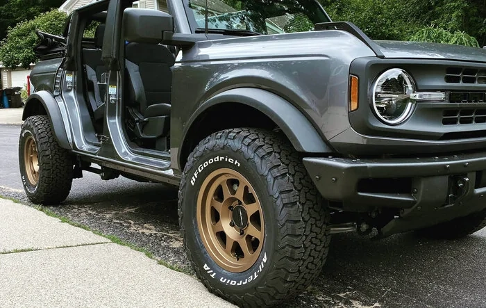 Base Bronco on 33" KO2 tires & 17" Method 701 wheels