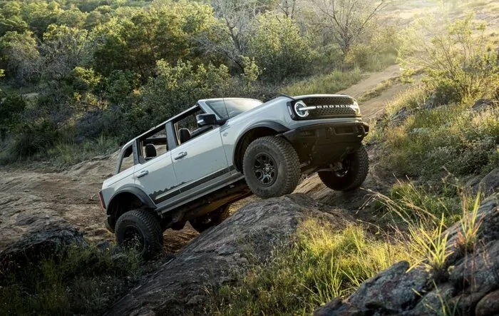 CNET Bronco Review : Legit Jeep Slayer & a warning to Ford