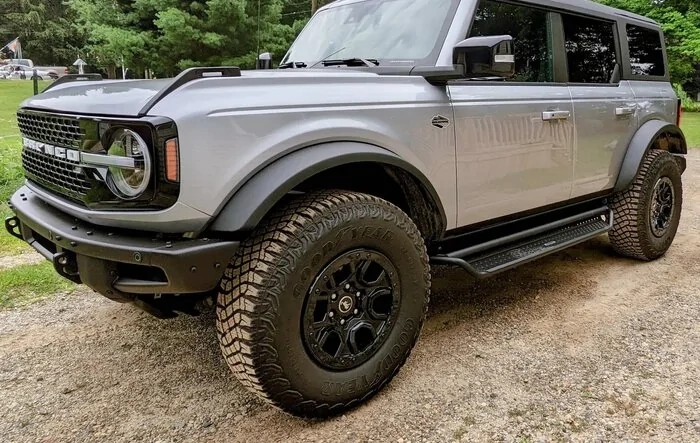 Go Rhino Dominator Extreme D1 Sidesteps Installed on 4-Door Wildtrak