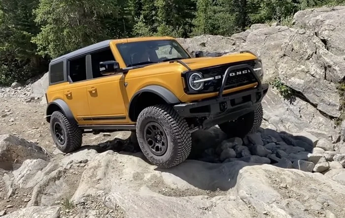 Footage of First Edition Bronco rock crawling with 392 Rubicon and modified Defender