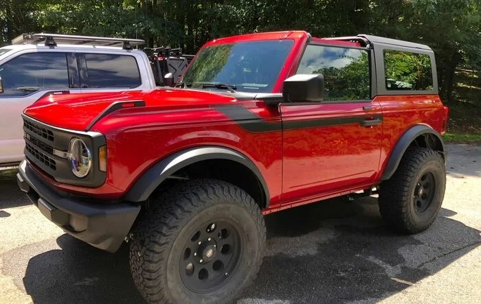 🦄 Modified my unicorn Base Bronco 2-Door: BFG A/T KO2, Upgraded Speakers, Rear Seat Delete, Sasquatch Flares, Stripes & CB Radio