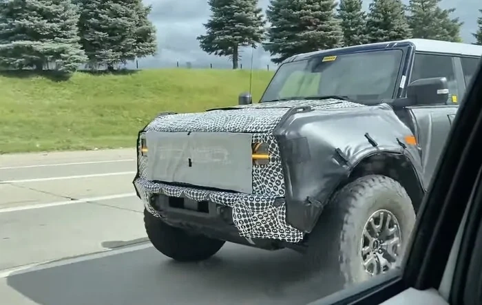 Video: Bronco Raptor spotted with FORD grille, amber DRL, wide third brake light