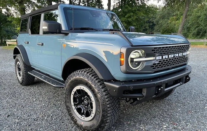Installed the Rhino Dominator D6 tube steps on my Badlands Bronco